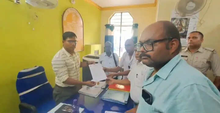 स्मार्ट मीटर रद्द करने की मांग को लेकर रूपनारायणपुर बिजली कार्यालय में माकपा का प्रदर्शन