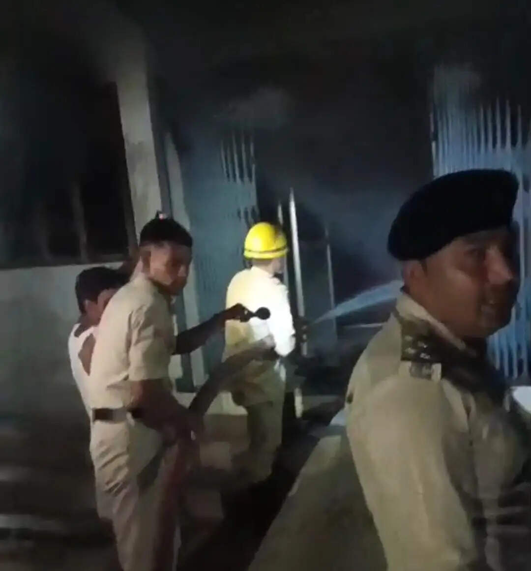 पिपरा एसबीआई शाखा में भीषण अग्निकांड, दस्तावेज़ से लेकर कंप्यूटर तक सब जलकर राख