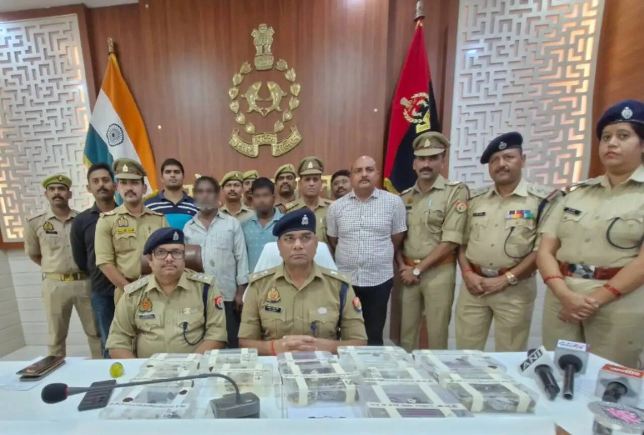 गोरखपुर में चोरी की छह घटनाओं का खुलासा, पिता-पुत्र गिरफ्तार; 50 लाख के जेवर बरामद