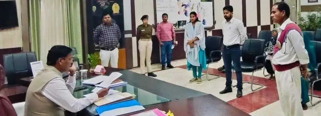 जनसुनवाई में डीएम ने सुनी लोगों की समस्याएं, 13 मामलों का ऑन-द-स्पॉट निष्पादन