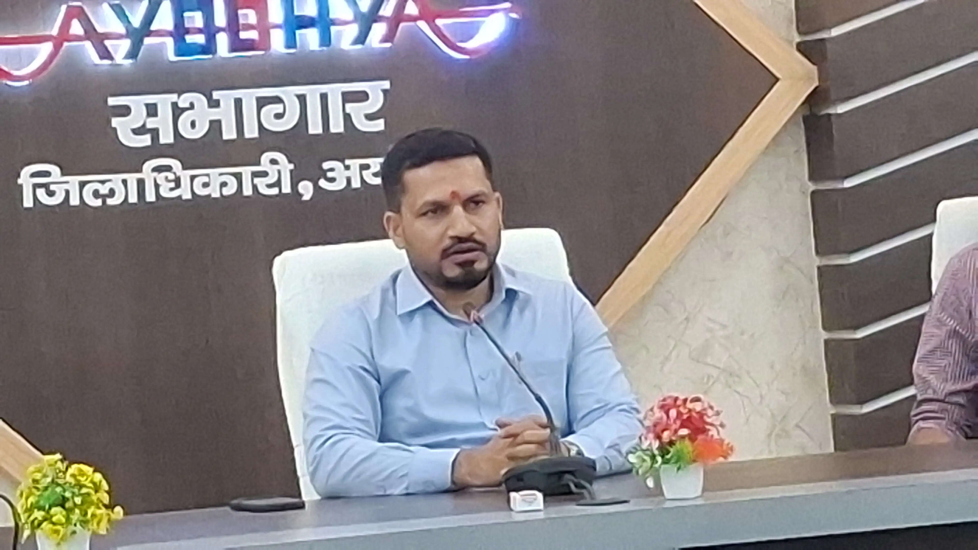 नवागत जिलाधिकारी शशांक त्रिपाठी ने कार्यभार ग्रहण किया