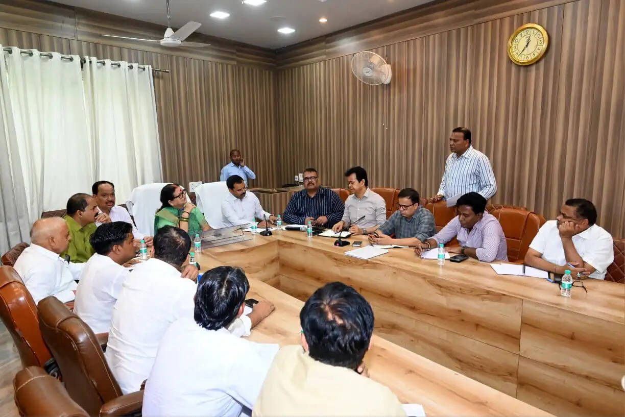 जनसमस्याओं के समाधान में लापरवाही बर्दाश्त नहीं होगी, समयबद्ध कार्रवाई करें अधिकारी : महापौर