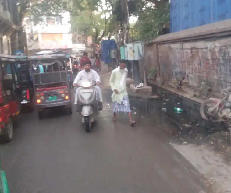 बकरीद पर नमाज के लिए निकले लोग हुए सीवर के गंदे बहते पानी पर गुस्सा