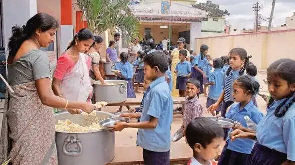 मिड-डे मील में फर्जी लाभार्थियों पर सख्ती, सरकारी स्कूलों में होंगे औचक निरीक्षण