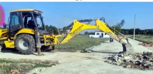 बिजनौर में सपा नेता की अवैध कॉलोनी पर चला बुलडोजर, दीवारें व आरसीसी सड़कें ध्वस्त