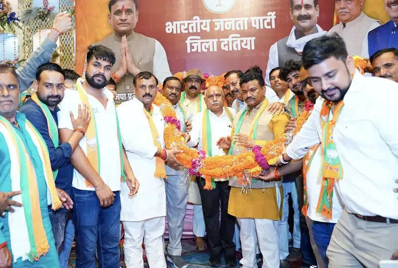 मप्रः बसपा नेता लाखन यादव सहित कांग्रेस-बसपा के सैकड़ों कार्यकर्ता भाजपा में शामिल