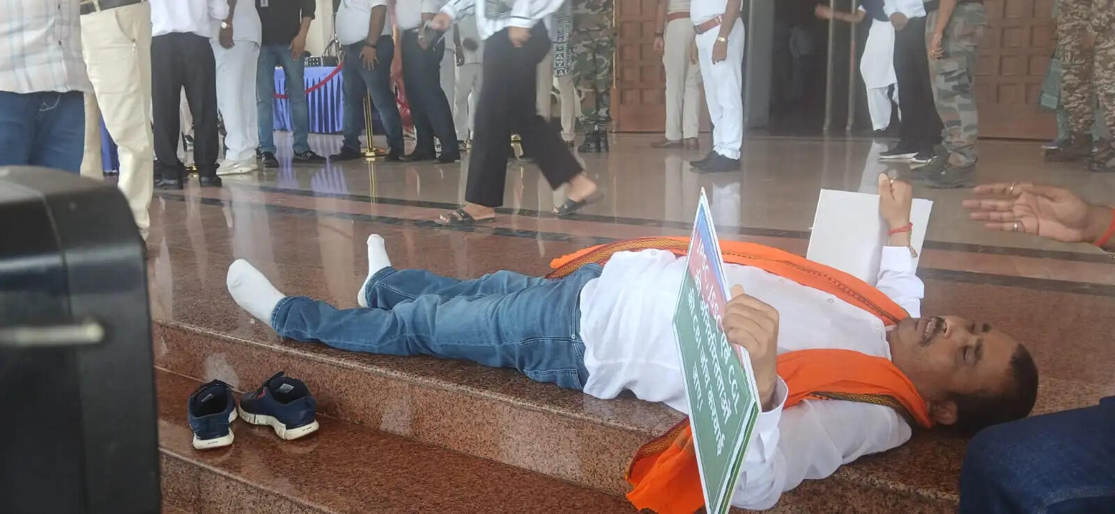 विधानसभा के मुख्य द्वार पर लेटे आजसू विधायक तिवारी महतो, जेपीएससी-जेएसएससी गड़बड़ी की सीबीआई जांच की मांग