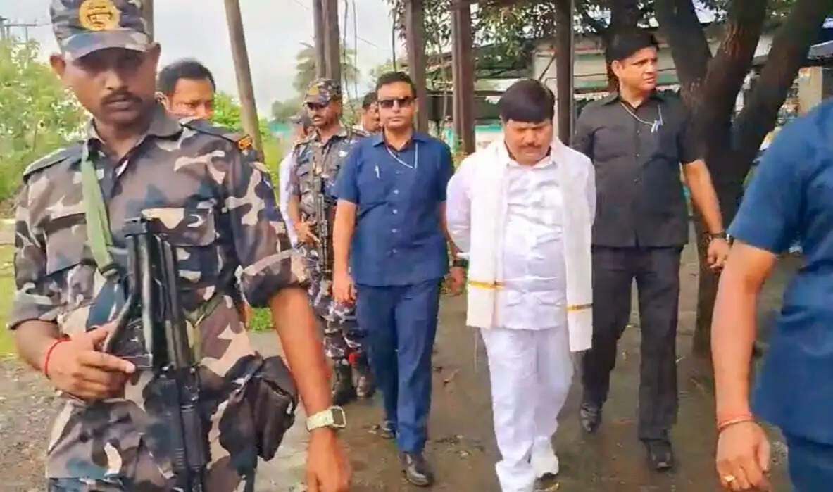 परिवहन मंत्री अर्जुन सिंह ने रामपुर आरटीओ कार्यालय का किया औचक निरीक्षण
