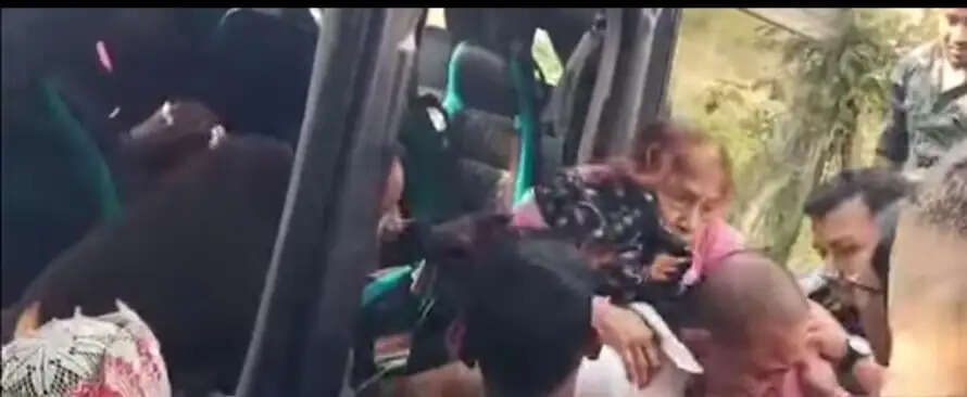 माजुली जा रही बस दुर्घटनाग्रस्त 11 घायल