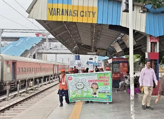 वाराणसी सिटी रेलवे स्टेशन पर&nbsp;जल और ऊर्जा संरक्षण के लिए जन जागरूकता रैली