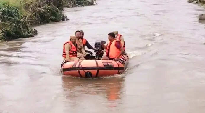 आसनसोल में उफनती गारुई नदी में स्कूटी समेत बहा युवक, तलाश जारी