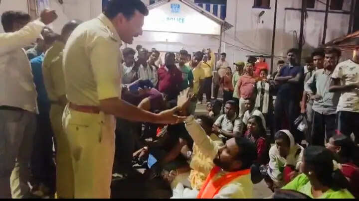 आसनसोल मोबाइल चोरी के विरोध में भाजपा कार्यकर्ताओं ने किया हीरापुर थाने का घेराव