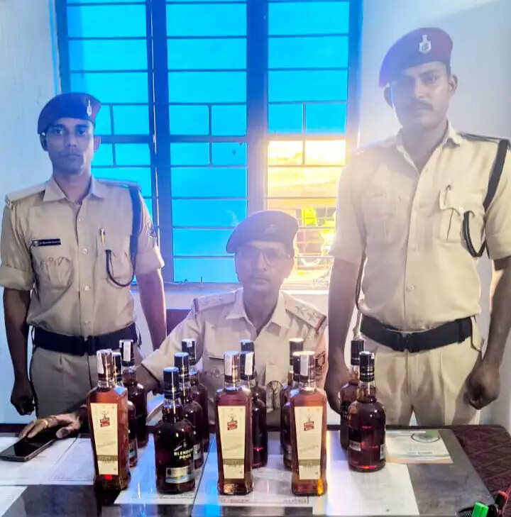 रेल पुलिस ने सुगौली स्टेशन पर लावारिस बैग से बरामद किया विदेशी शराब