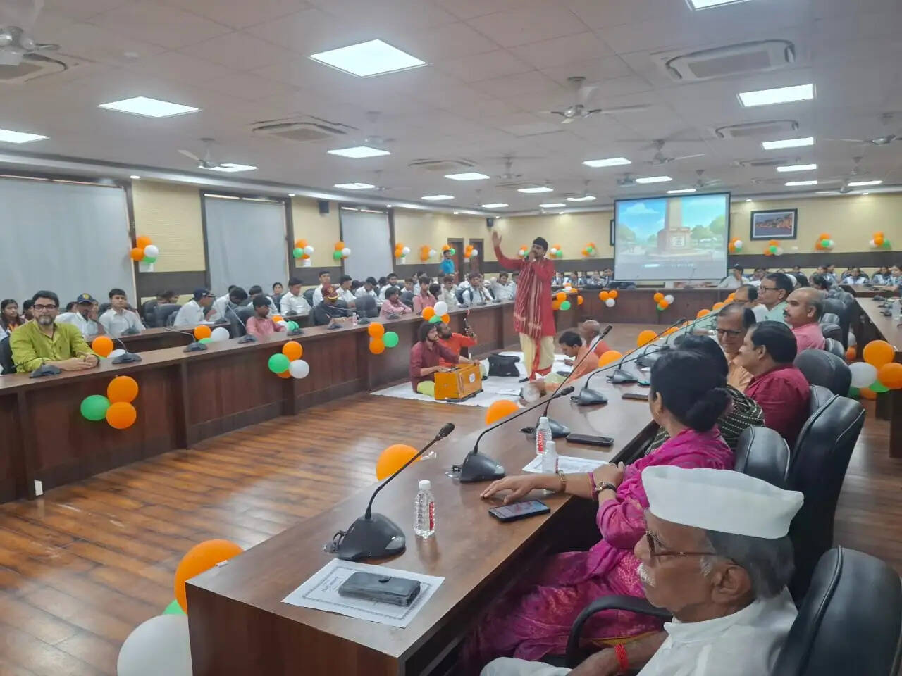 हर घर तिरंगा अभियान: सर्किट हाउस में लगी प्रदर्शनी, शहीदों के चित्रों पर पुष्पांजलि