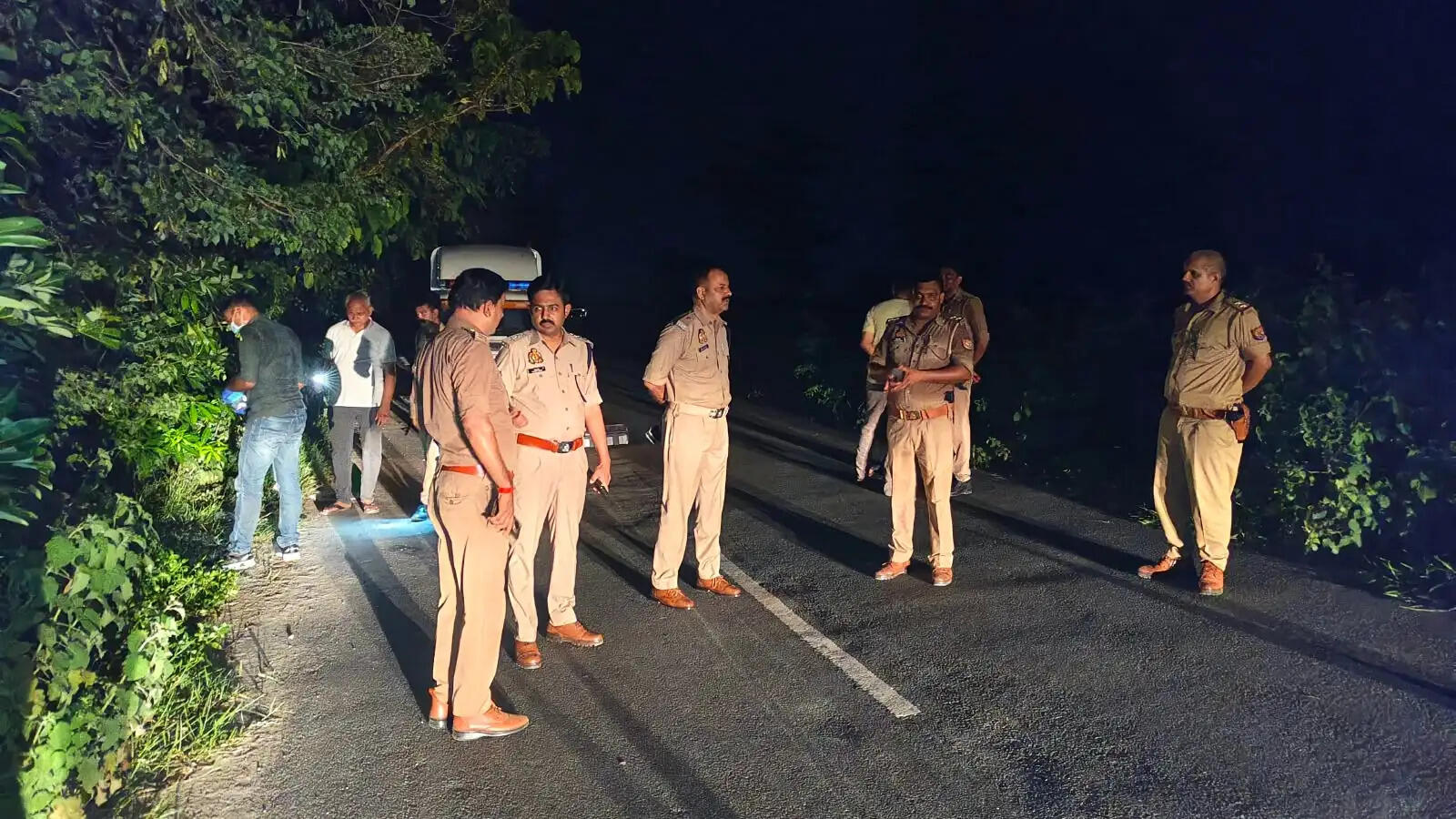 पुलिस मुठभेड़ में तीन गो-तस्कर गिरफ्तार, एक के पैर में लगी गोली