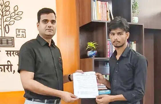 पिता के निधन के बाद बेटे को मिला सहारा, अनुकम्पा के आधार पर लिपिक बने आदित्य