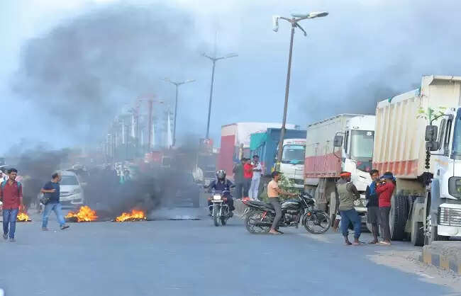 बिहार बंद समर्थकों ने पटना समेत राज्यभर में रेल-सड़क यातायात को अवरुद्ध किया