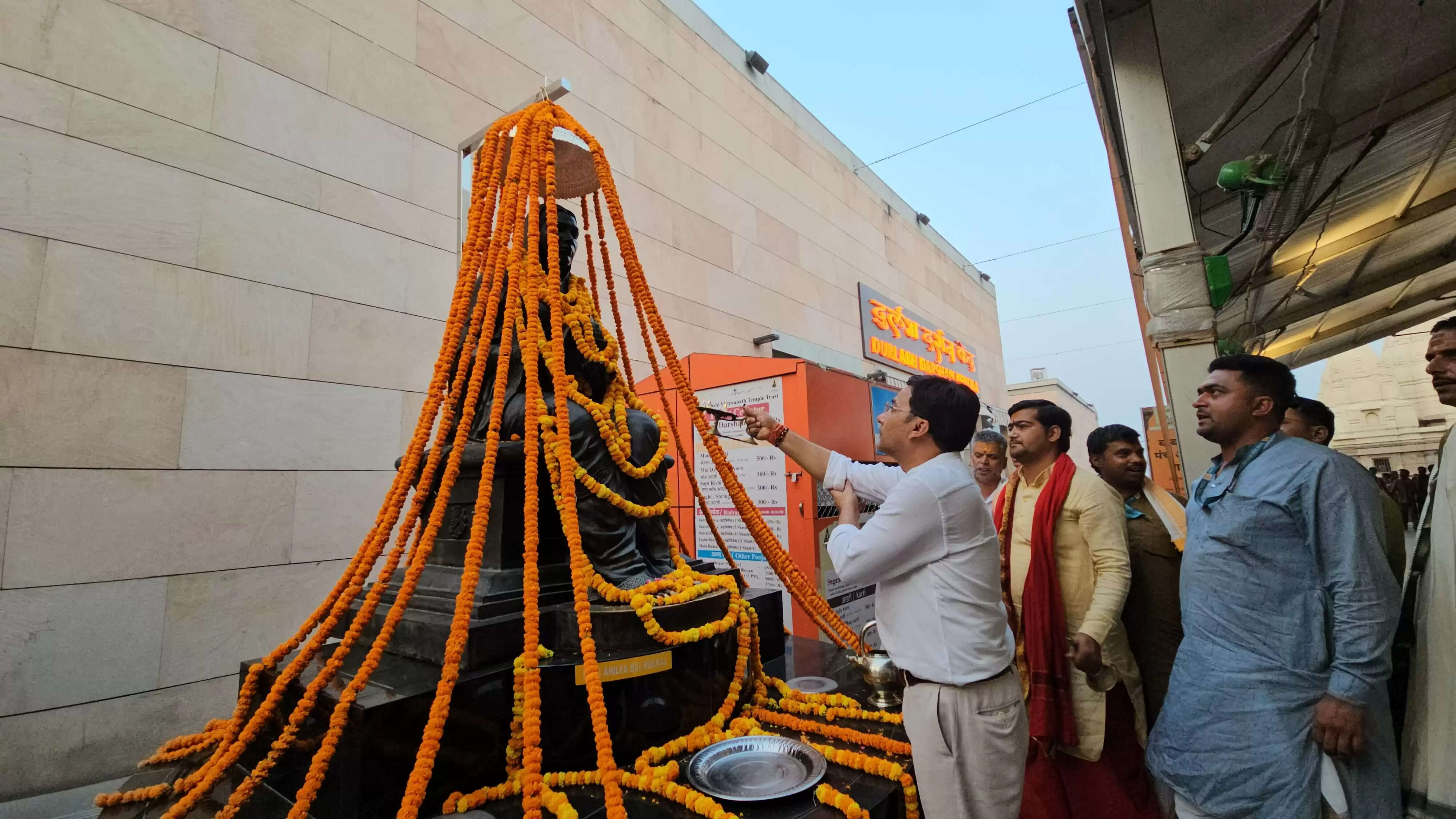 श्री काशी विश्वनाथ धाम में माता अहिल्या बाई होल्कर की प्रतिमा पर रजत छत्र स्थापित
