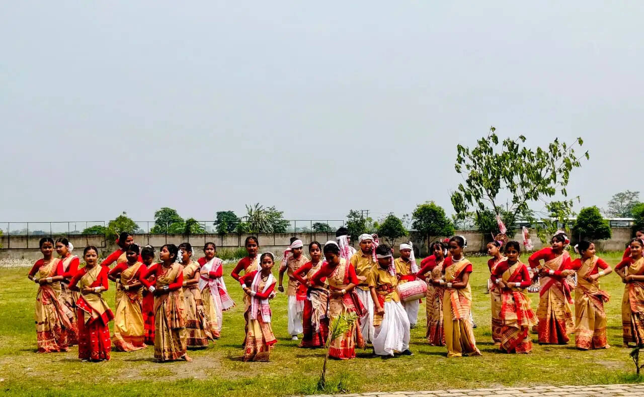 गुवाहाटी के विभिन्न विद्यालयों में आयोजित हुआ प्री रंगाली बिहू