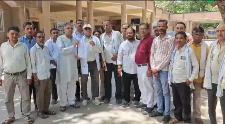 बांदा में अव्यवस्था से नाराज गल्ला मंडी के व्यापारियों ने प्रदर्शन किया, जिलाधिकारी व एसपी को सौंपा ज्ञापन