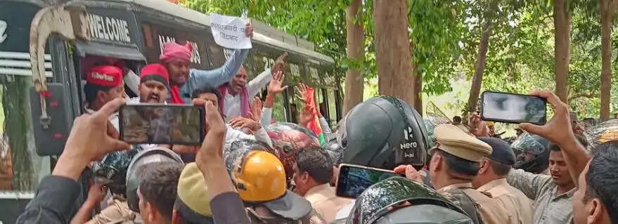 देवरिया : सपा कार्यकर्ता और पूर्व विधायक सहित कई नेता हिरासत में लिए गए