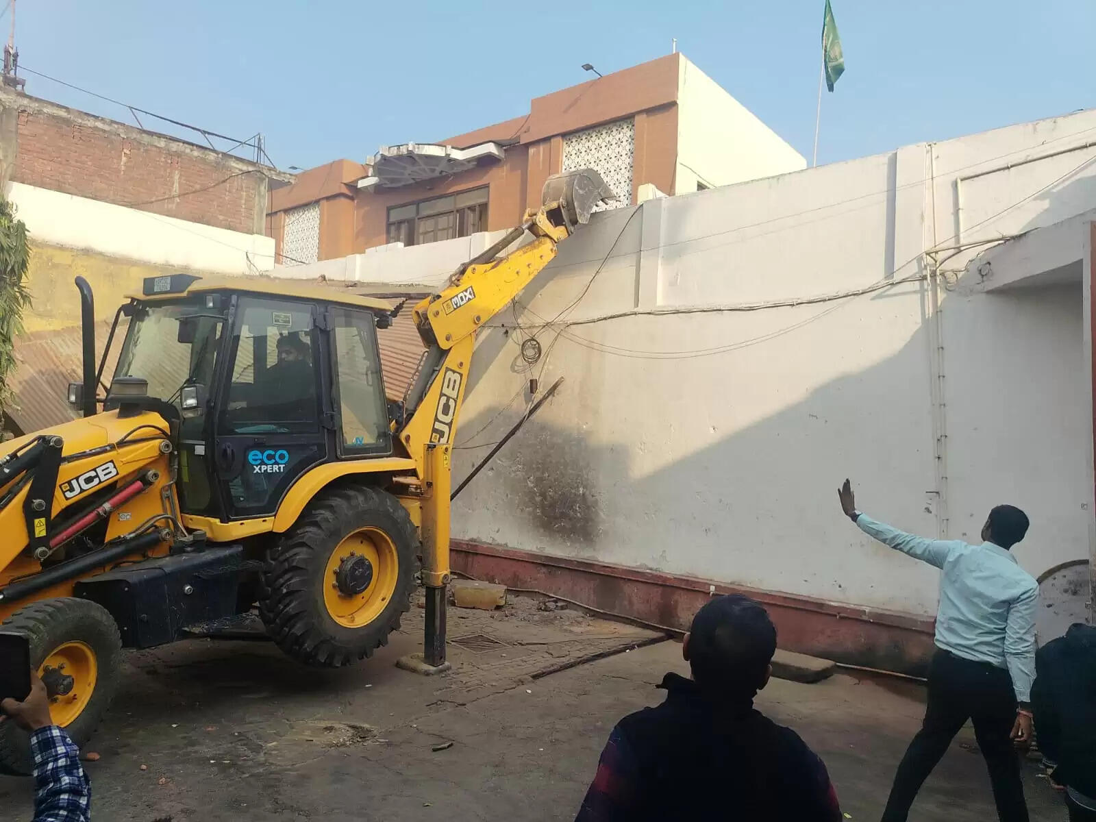 बरेली में आज़म खां के रिश्तेदार के दो बारातघरों पर चला बुलडोज़र, बेअसर रहा महिलाओं का विरोध