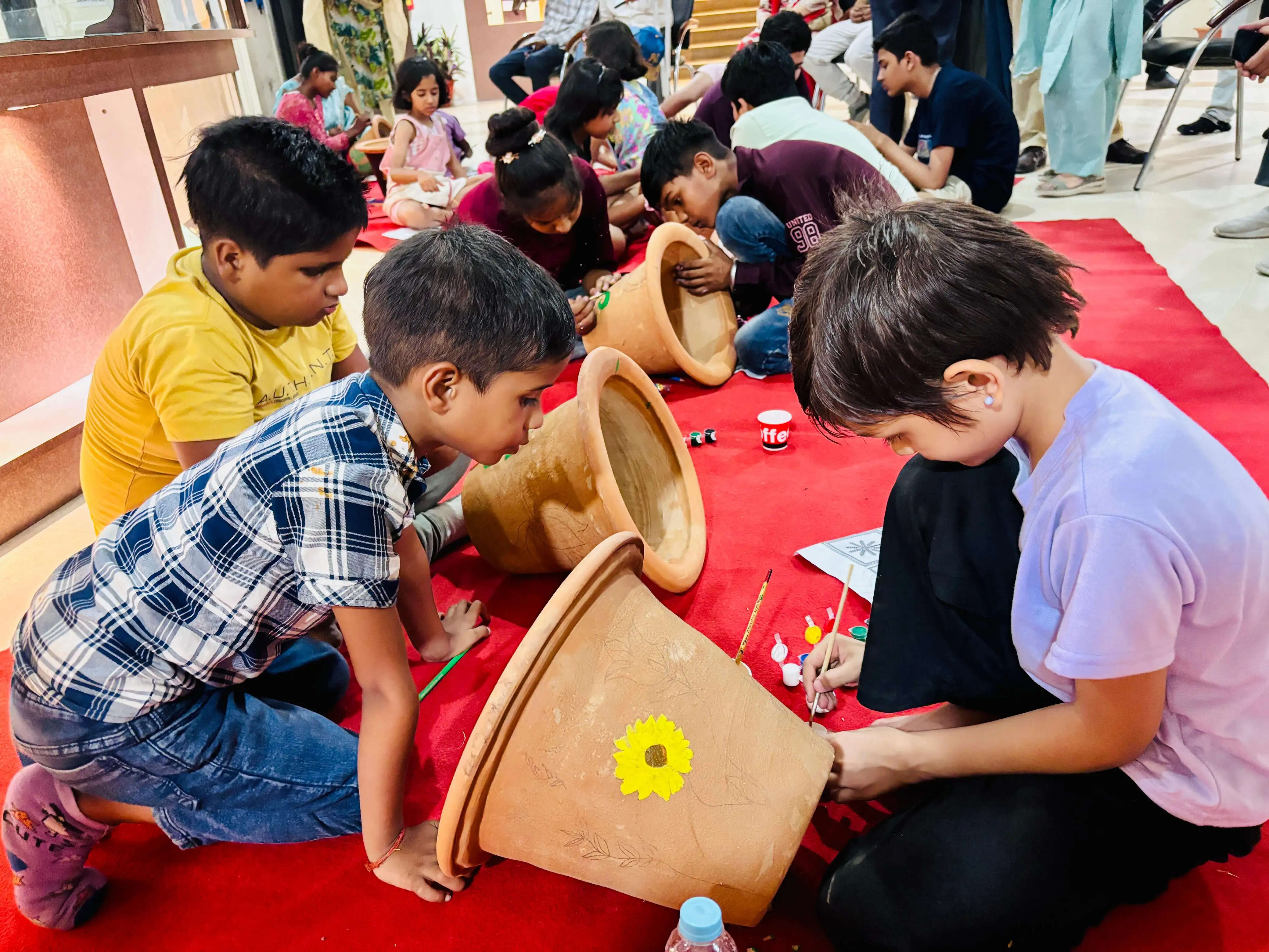 ग्रीष्मकालीन इंटरएक्टिव गतिविधि “खुशियों की पाठशाला” में बच्चों ने रंगों से बिखेरी प्रतिभा