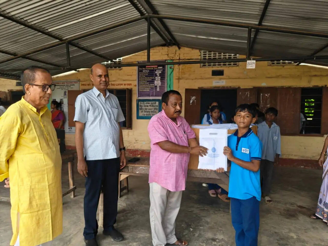 गौहाटी विश्वविद्यालय की पहल: बाढ़ प्रभावित क्षेत्रों में 5,000 शैक्षणिक सामग्री का वितरण