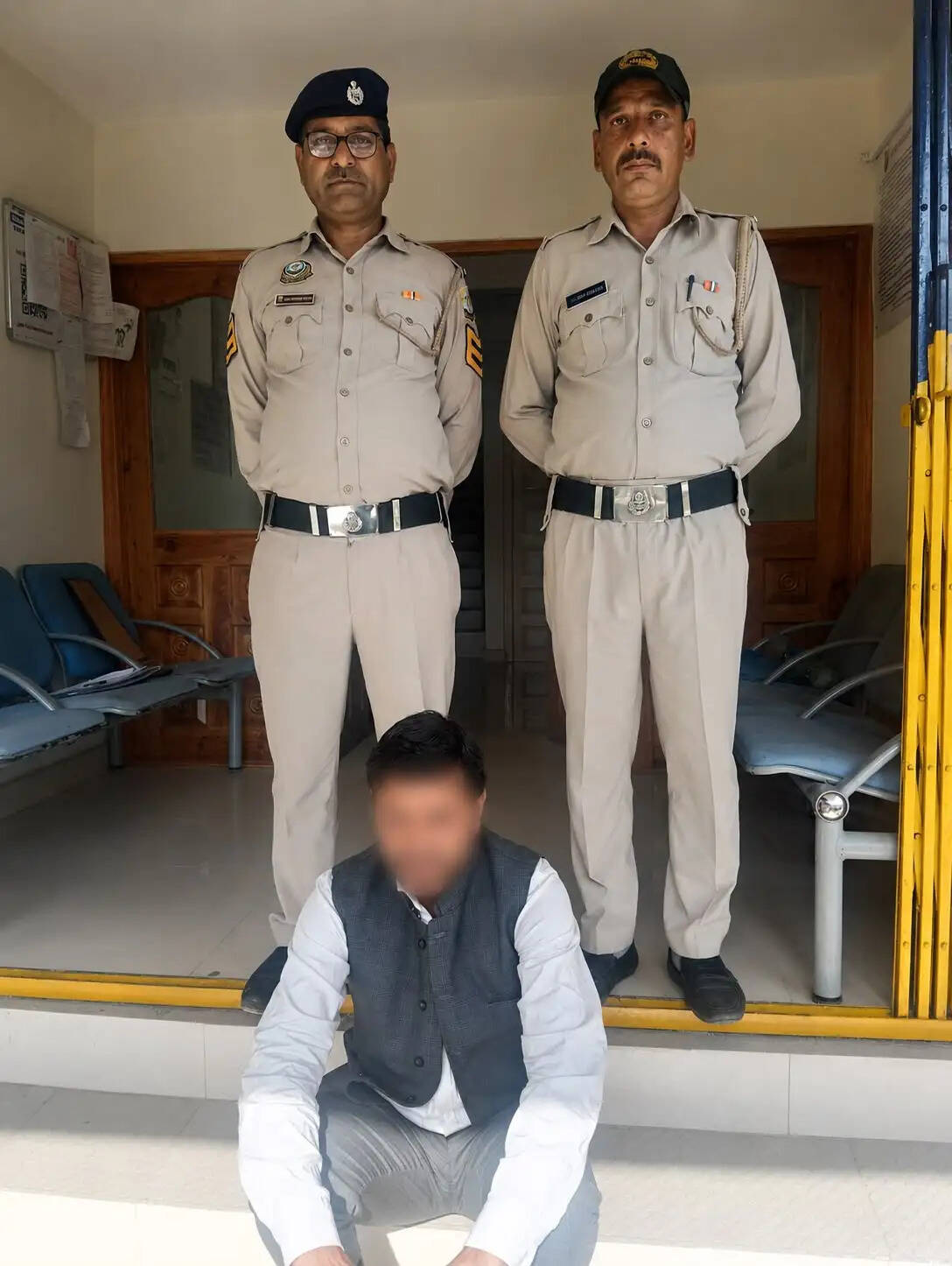 दो लाख के चेक बाउंस मामले में फरार वारंटी गिरफ्तार