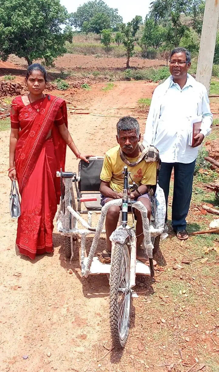 बलरामपुर : जनचौपाल में उठी समस्या, दिव्यांग मंगरू राम को मिली ट्रायसाइकिल