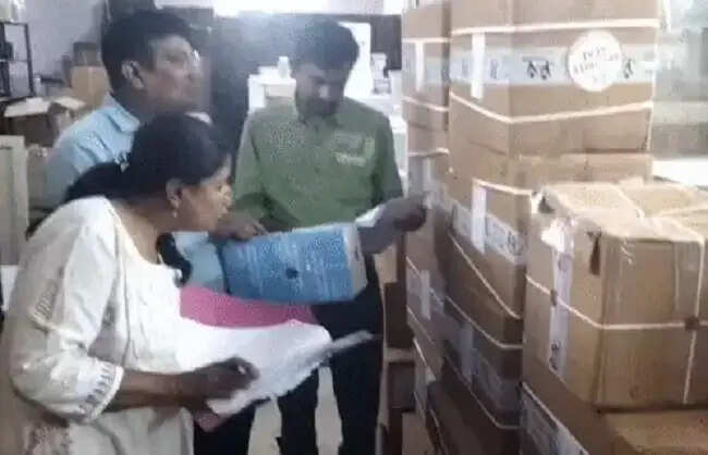 इंदौरः औषधि विभाग का छापा, गोदाम में मिली 40 लाख की 9 हजार ‘सेफ टी किट’