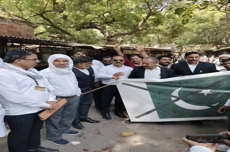 अधिवक्ताओं ने फूंका पाकिस्तान का झंडा,एक और सर्जिकल स्ट्राइक की मांग
