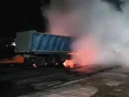 निवाड़ी में खड़े ट्रॉले से टकराकर डंपर में लगी आग, चालक-क्लीनर की जिंदा जलकर मौत, केबिन काटकर निकाले गए शव