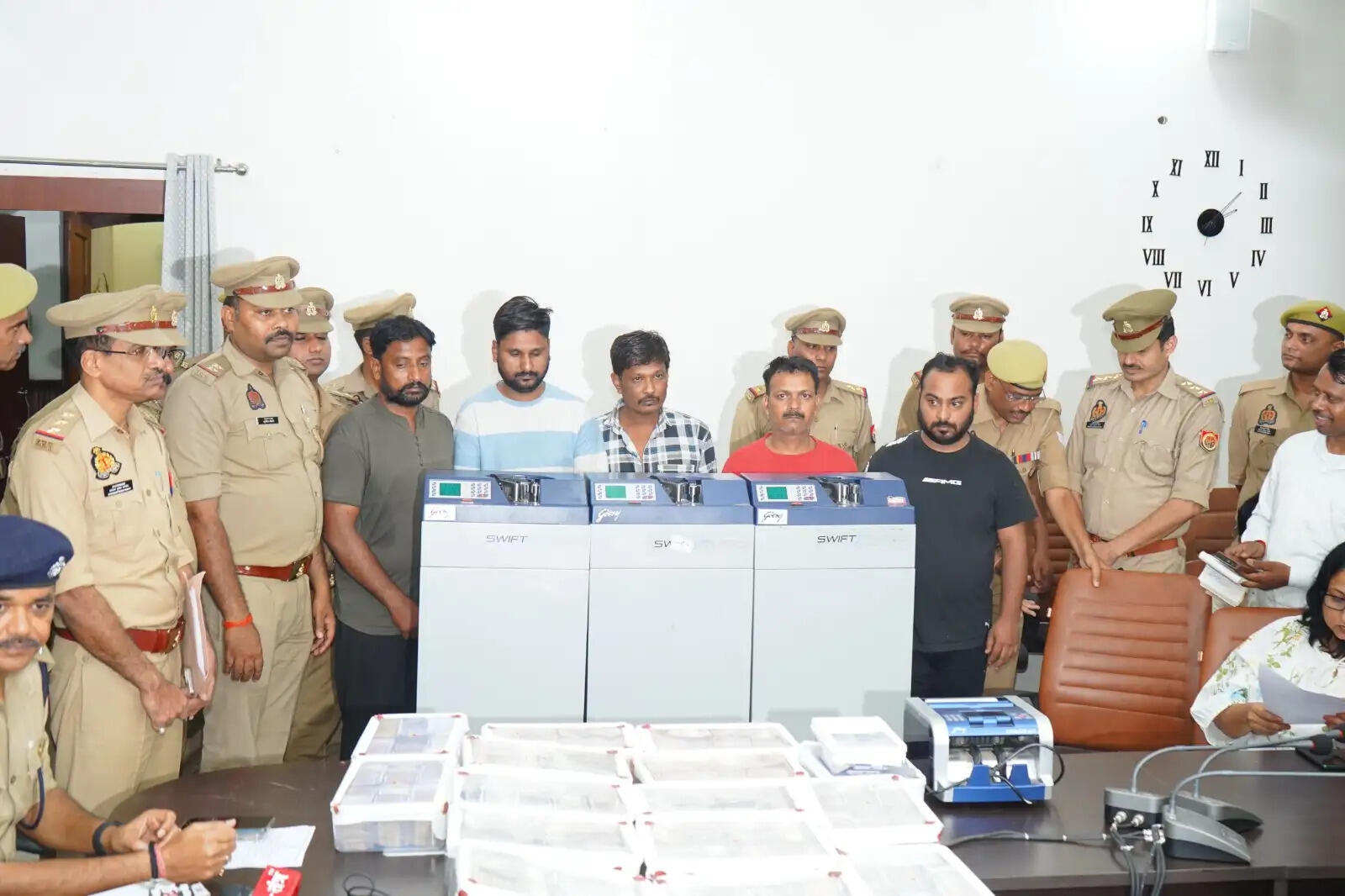 कानपुर में आईपीएल सट्टा रैकेट का भंडाफोड़, 3.91 करोड़ नकदी के साथ 5 गिरफ्तार