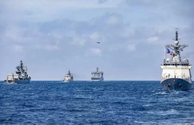 दक्षिण पूर्व एशिया में तैनात भारतीय जहाजों ने मनीला बंदरगाह पर किया प्रवास