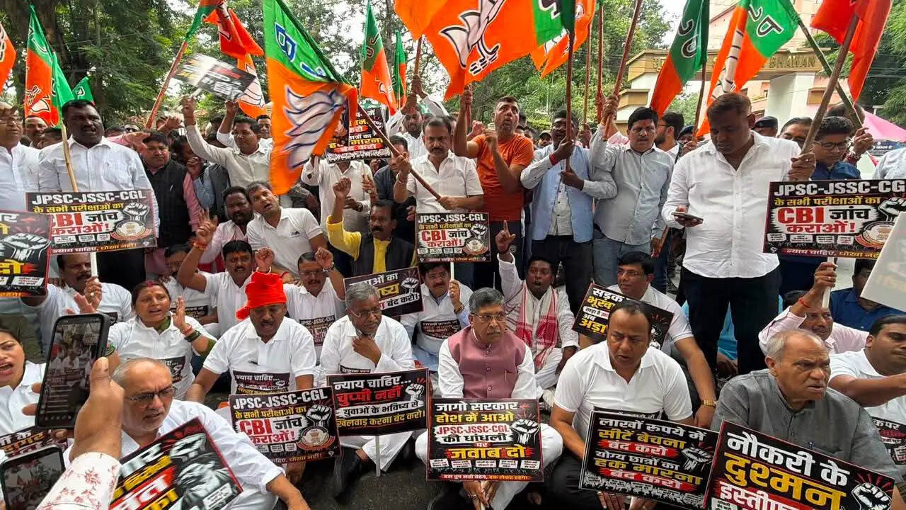 विधानसभा घेराव के दौरान बाबूलाल मरांडी समेत भाजपा नेता हिरासत में, 500 से अधिक छात्र भी पकड़े गए