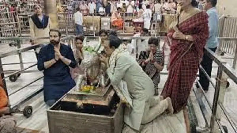 महाकाल की शरण में अभिनेता गोविंद नामदेव, नंदी के कान में कही मनोकामना