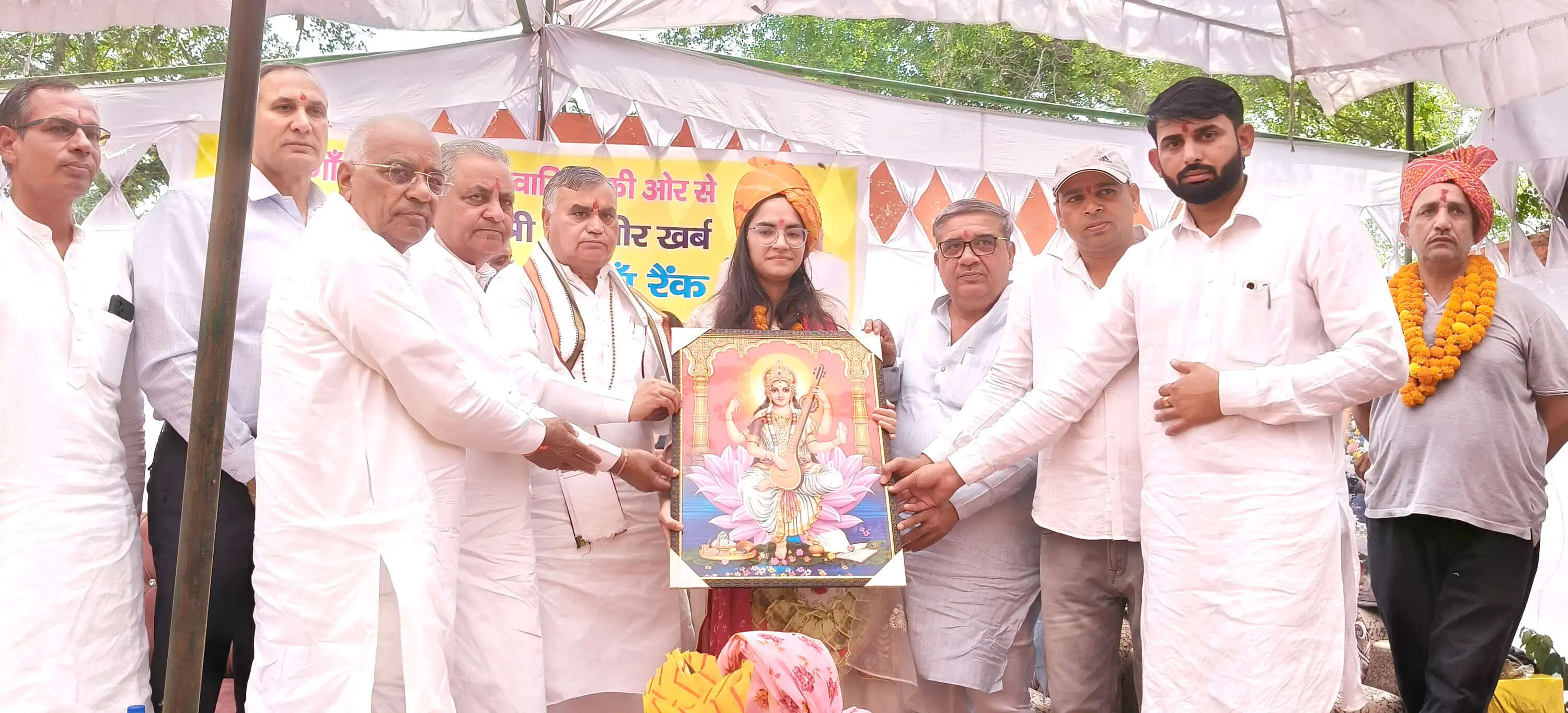 जींद : यूपीएससी परीक्षा में 66वां रैंक हासिल करने वाली सिमरन का पैतृक गांव में अभिनंदन