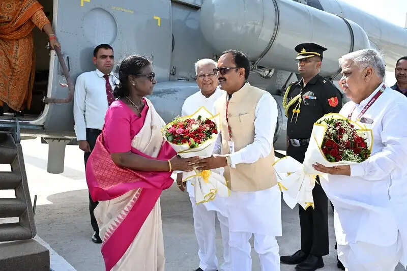 राष्ट्रपति ने कूनो नेशनल पार्क में किया चीता कमांड कंट्रोल सेंटर का भ्रमण, चीता प्रदर्शिनी भी देखी