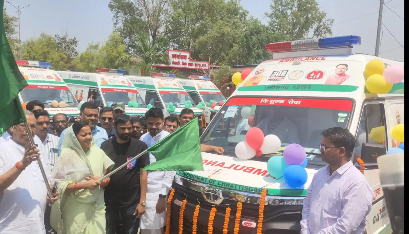 सूरजपुर को मिली 9 नई 108 एम्बुलेंस, मंत्री लक्ष्मी राजवाड़े ने दिखाई हरी झंडी