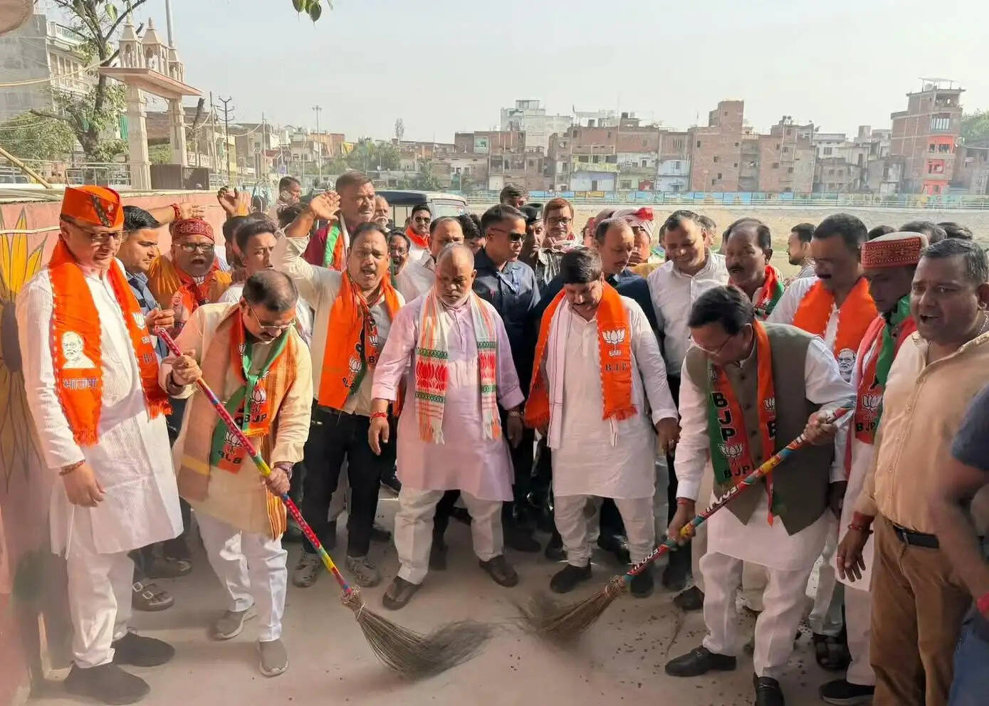 भाजपा प्रदेश अध्यक्ष पंकज चौधरी ने मांडवी तालाब पर स्वच्छता अभियान में लिया भाग