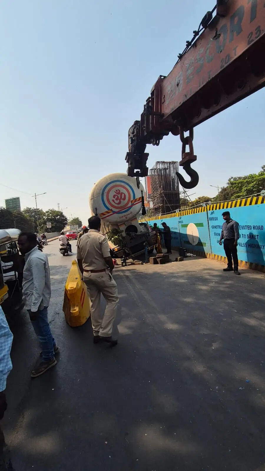 ठाणे में बल्कर से रास्ता रुका,यातायात पुलिस की सूझ बूझ से अनहोनी टली