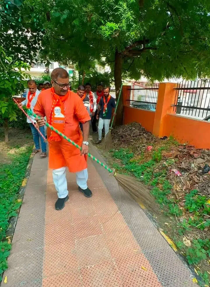 वाराणसी : विधायक ने पार्कों में लाइट और सुंदरीकरण के कार्यों को शीघ्र पूर्ण करने के दिये निर्देश
