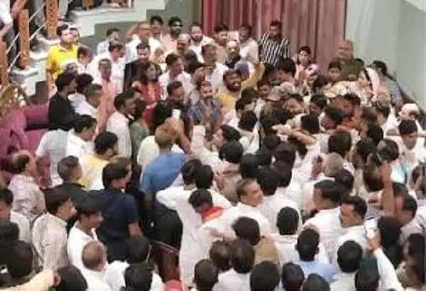उपचुनाव में भाजपा की हार के बाद पहली बार दतिया पहुंचे नरोत्तम मिश्रा, समर्थकों ने किया शक्ति प्रदर्शन