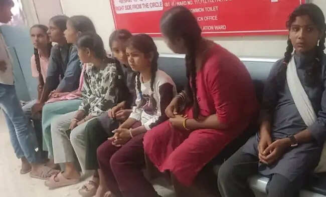 इंदौरः धरमपुरी के सरकारी स्कूल में मिड-डे मील खाने के बाद बीमार हुए 38 बच्चे, 19 अस्पताल में भर्ती