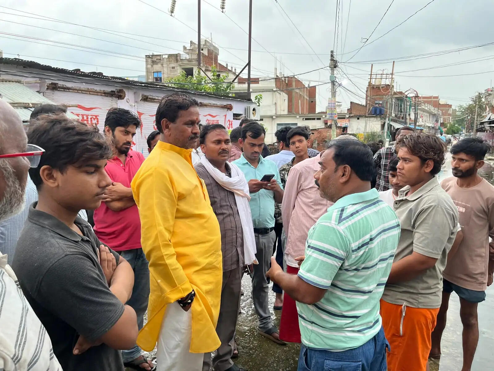 प्रयागराज : जलभराव पर महापौर सख्त, अधिकारियों को लगाई फटकार