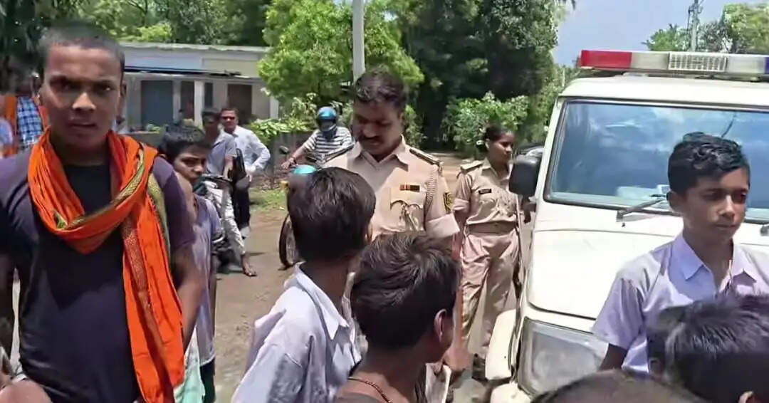 पुलिस की मौजूदगी में दो पक्षों में मारपीट, चार घायल; आक्रोशित परिजनों ने किया सड़क जाम