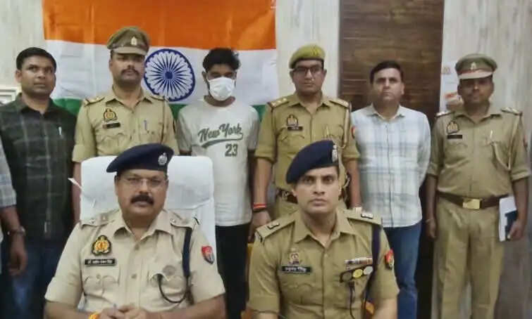 मुठभेड़ के दौरान दो बदमाश गिरफ्तार, एक के पैर में लगी गोली
