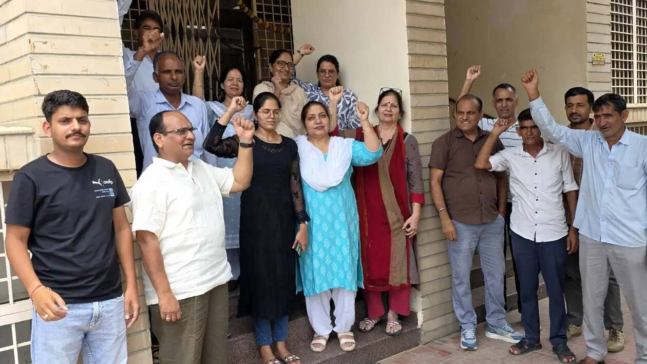 हिसार : एलआईसी में हिस्सेदारी बेचने के प्रस्ताव के विरोध में कर्मचारियों का प्रदर्शन
