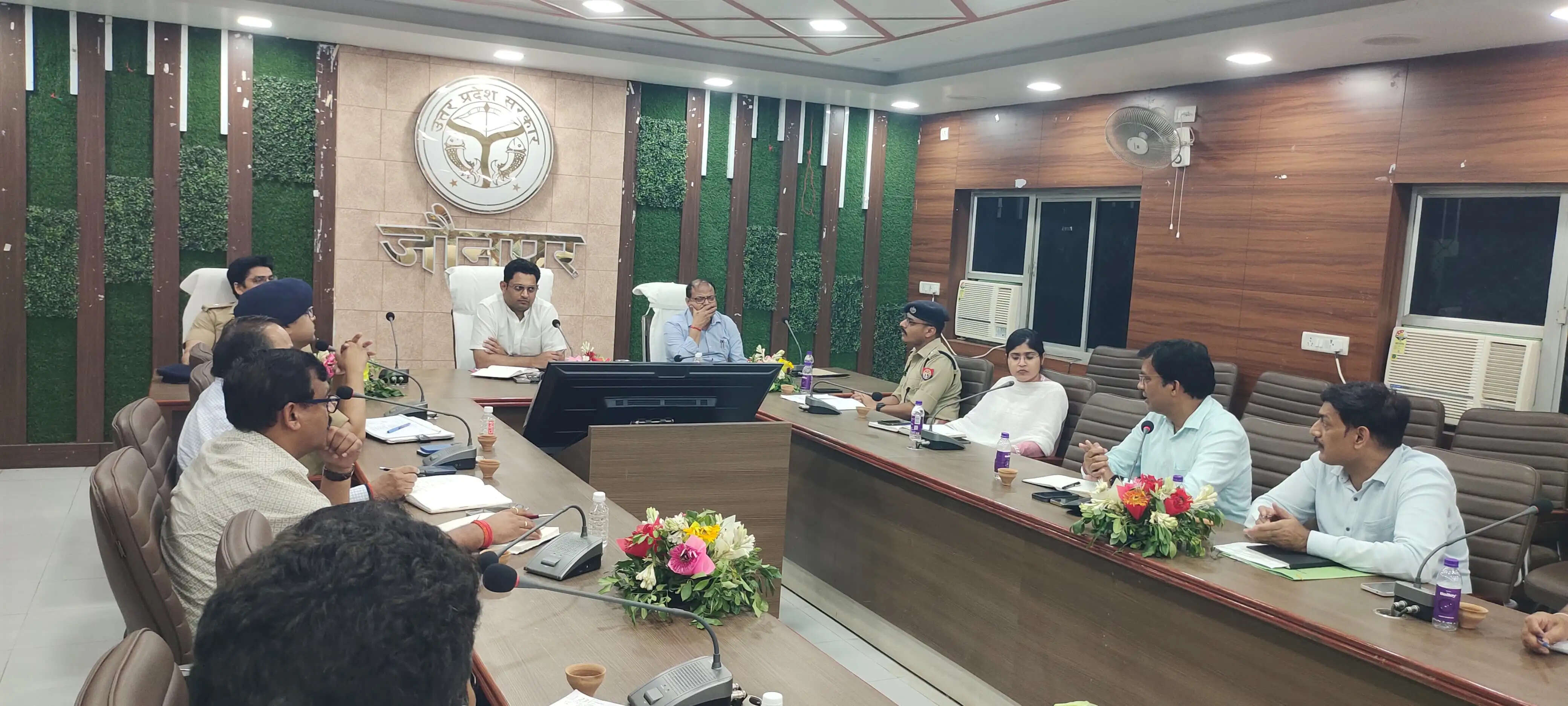 पूर्वांचल विश्वविद्यालय में राज्यपाल के आगमन को लेकर जिलाधिकारी ने तैयारियों को परखा